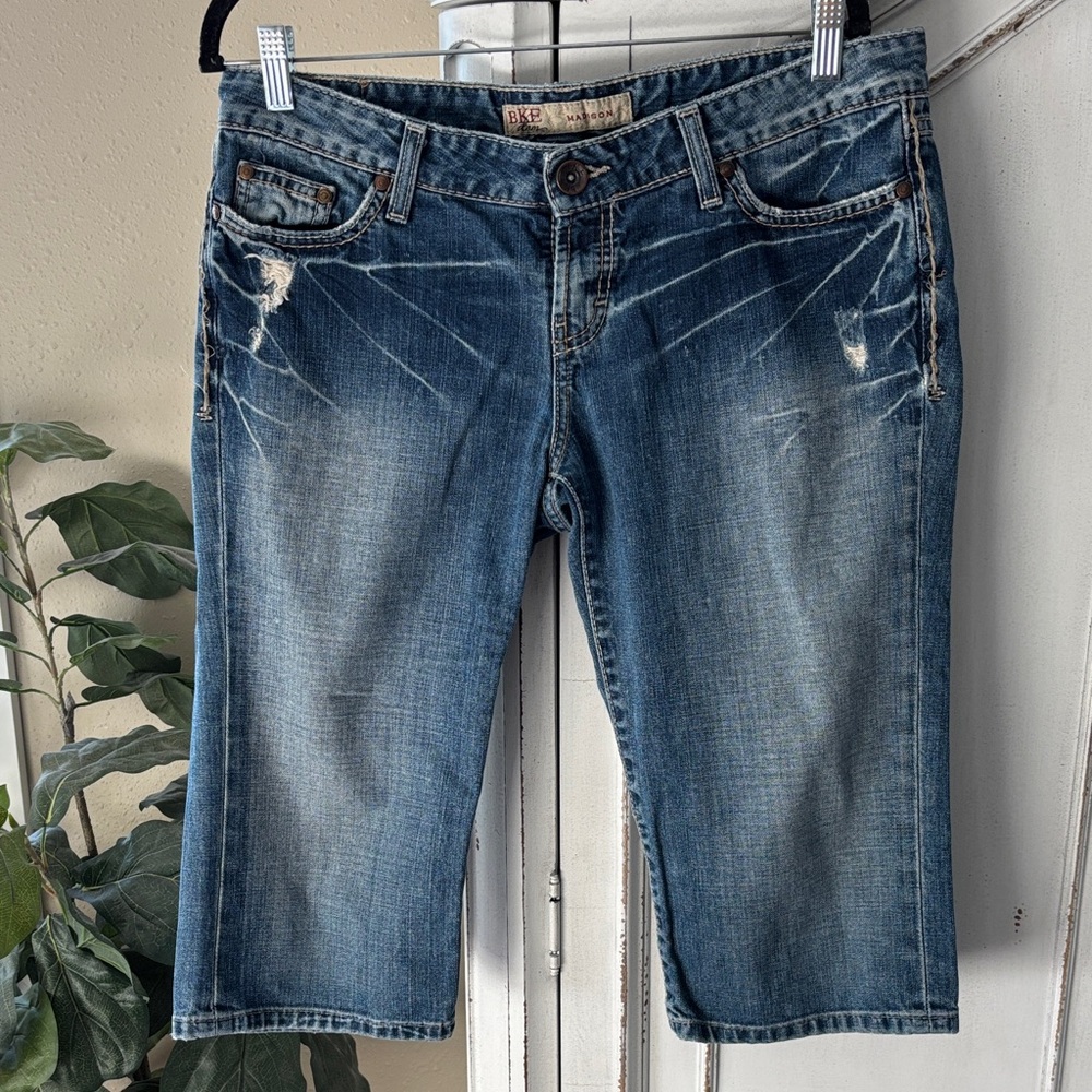 Buckle BKE Capri Jeans Women's Madison Size 30 Low Rise Blue Medium Wash
